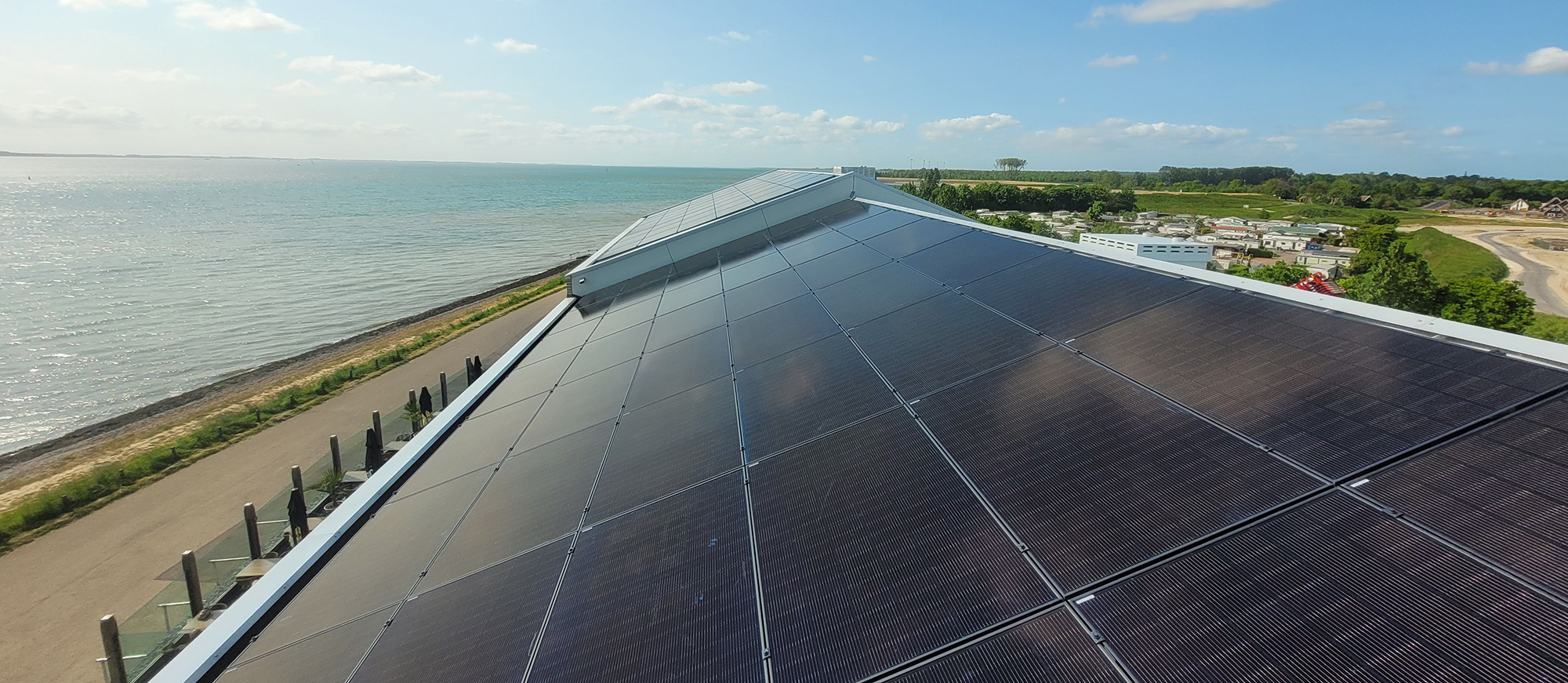 Zonnepanelen op de Zeester bij Gorishoek, uitkijkend op de Oosterschelde
